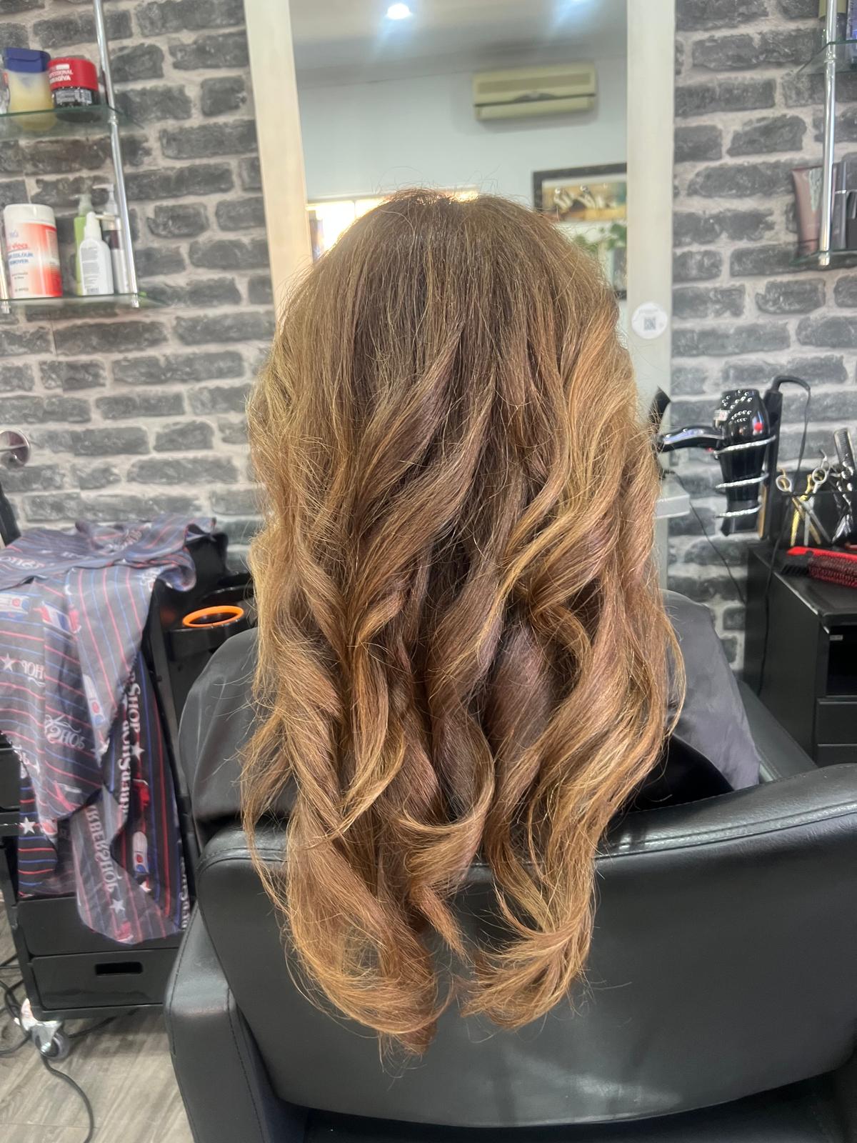 Caramel toned beach waves created with a curling wand